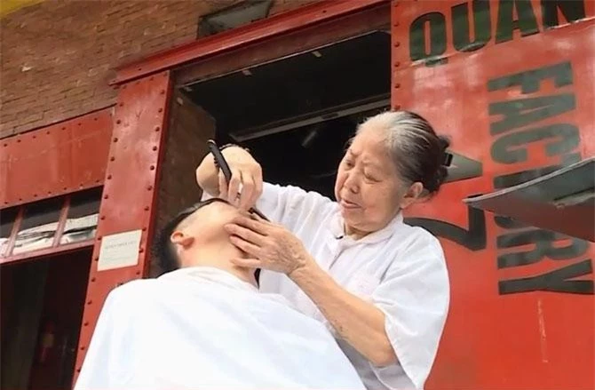 Hình ảnh bà Thu khi đang cắt tóc cho khách.