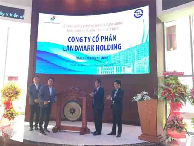 Nghi thức đánh cồng chào sàn của Ban lãnh đạo Công ty Landmark Holding (ảnh MH).