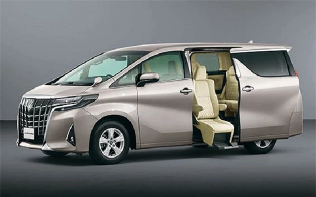 Mẫu xe này được Toyota Việt Nam phân phối với giá từ 4,038 tỷ đồng. 