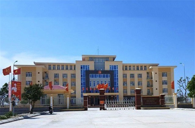 Yêu cầu kiểm điểm Bí thư huyện có "cả họ làm cán bộ"