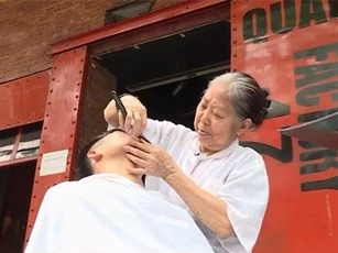 Cụ bà 80 tuổi với kỹ nghệ cắt tóc 'độc' nhất Hà Nội, thu hút từ già tới trẻ