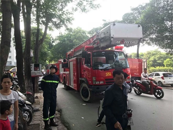 Cháy tại tầng 31 chung cư HH Linh Đàm, cư dân hoảng loạn tháo chạy xuống dưới - Ảnh 2.