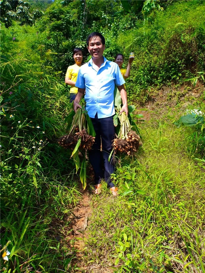 Doanh nhân Hà Văn Cường đi lấy mẫu nguyên liệu trước mùa thu hoạch.