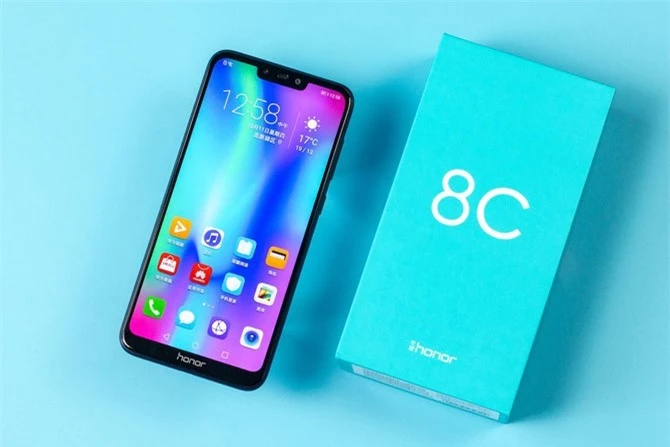 Honor 8C được trang bị màn hình IPS 6,26 inch với độ phân giải HD Plus (1.520x720 pixel), mật độ điểm ảnh 269 ppi. Màn hình này được chia theo tỷ lệ 19:9, thiết kế dạng “tai thỏ”, bảo vệ bởi kính cường lực Aluminosilicate và chiếm 86,6% diện tích mặt trước. 