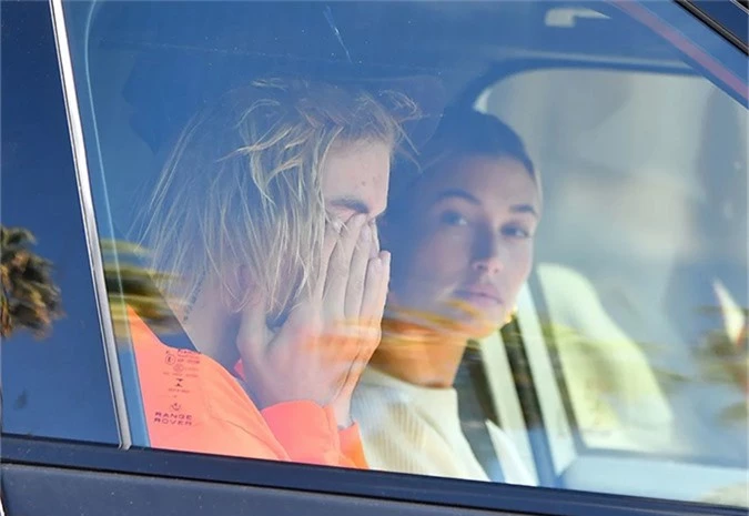 Justin Bieber được trông thấy nức nởbên Hailey Baldwin trong xe hơi trên đường phố Los Angeles vào sáng thứ 5, 11/10. Trong khi vợ sắp cưới lái xe, Justin ngồi ghế phụ, không ngừng lau nước mắt.