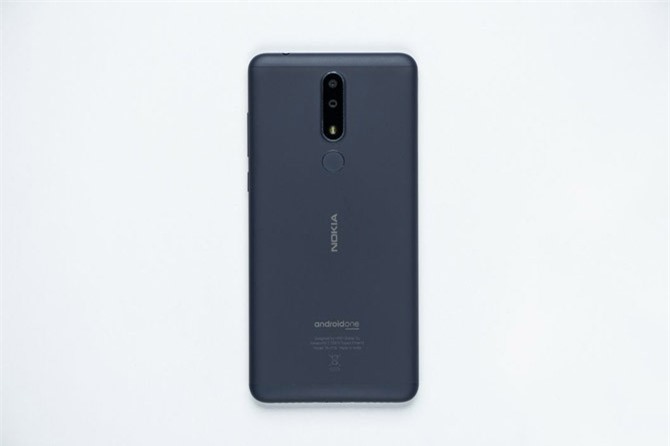 Clip: Mở hộp smartphone giá rẻ trang bị camera kép của Nokia