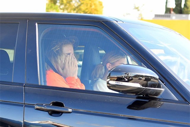 Justin Bieber ôm mặt khóc bên vợ sắp cưới