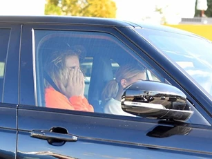 Justin Bieber ôm mặt khóc bên vợ sắp cưới