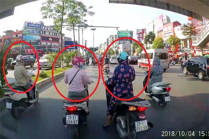 Clip: 'Ninja Lead' dừng đèn đỏ tránh nắng, chặn đứng đầu ô tô