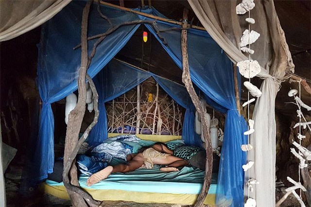 Đột kích nơi "người rừng" Thái Lan gạ gẫm cô gái phương Tây xinh đẹp