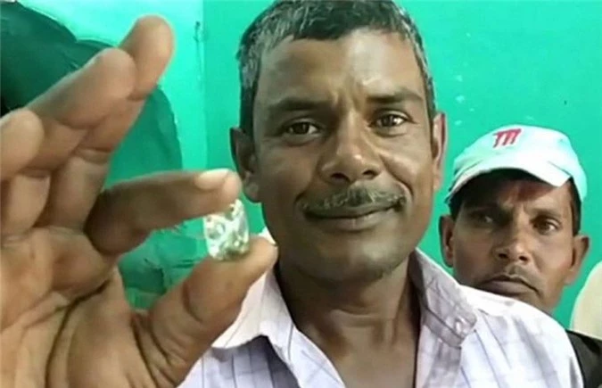 Ông Motilal Prajapati hạnh phúc khoe viên kim cương 42,59 carat.