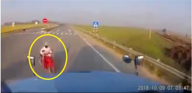 Clip: Sang đường bất cẩn, người phụ nữ suýt gây tai nạn thảm khốc