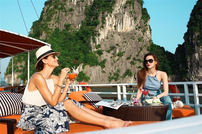 Hồ Ngọc Hà khám phá vịnh Hạ Long cùng giám khảo Asia's Next Top