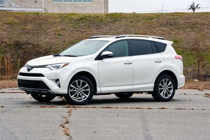 10. Toyota RAV4 2018 (giá khởi điểm: 24.660 USD).