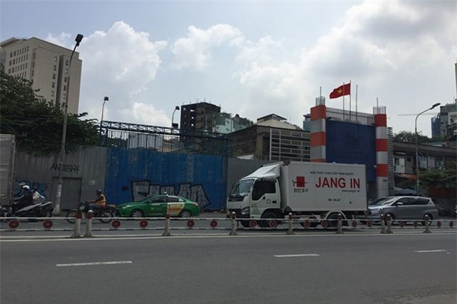 Ôm hàng nghìn m2 'đất vàng' trung tâm Sài Gòn rồi bỏ hoang chục năm