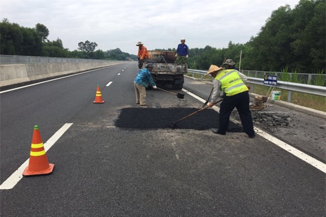 Bộ trưởng Giao thông: 'Cao tốc gần 35.000 tỷ đồng chi chít ổ gà do chất lượng thi công'