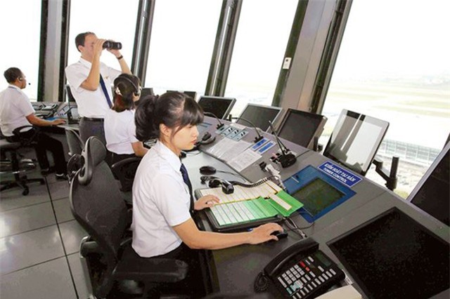 Cận cảnh nghề dẫn đường cho máy bay