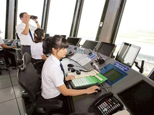 Cận cảnh nghề dẫn đường cho máy bay