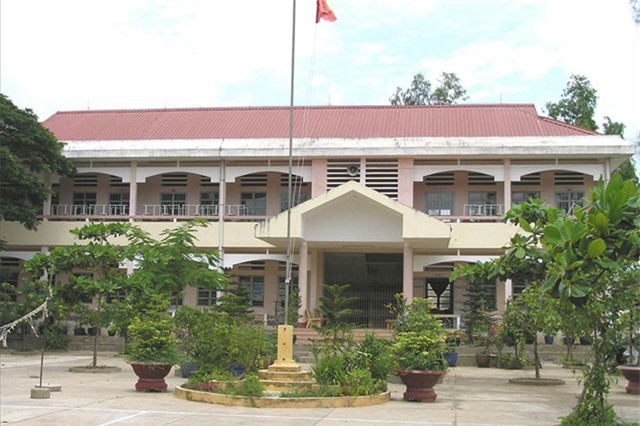 4 học sinh thương vong vì đứt dây điện trước cổng trường