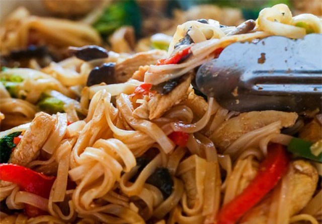 Bữa trưa ngon lành với món mỳ xào chỉ làm trong 20 phút
