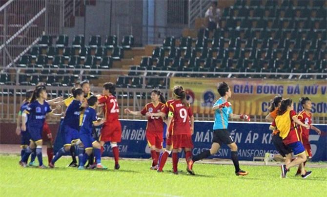 Cầu thủ bóng đá nữ đánh nhau và chuyện “cái kim trong bọc”
