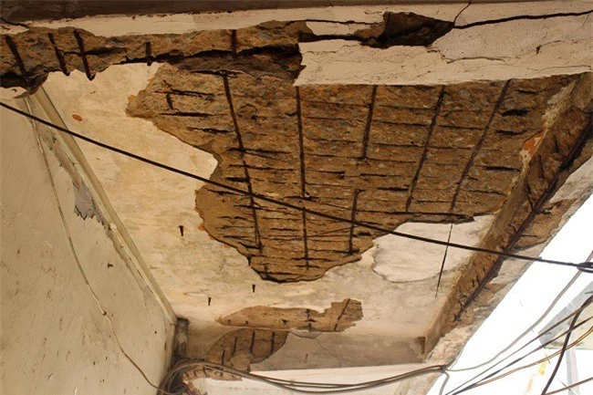 Trần nhà tại chung cư Vĩnh Hội, phường 6, quận 4 (TP.HCM) bị bong tróc, thường xuyên rơi xuống sàn nhà người dân (Ảnh: DL).