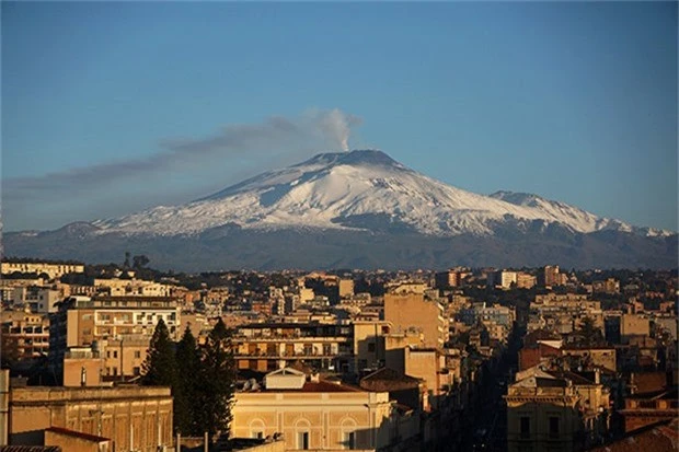 chau au nin tho truoc qua bom nuoc "nui etna" treo lo lung tren dau hinh anh 1