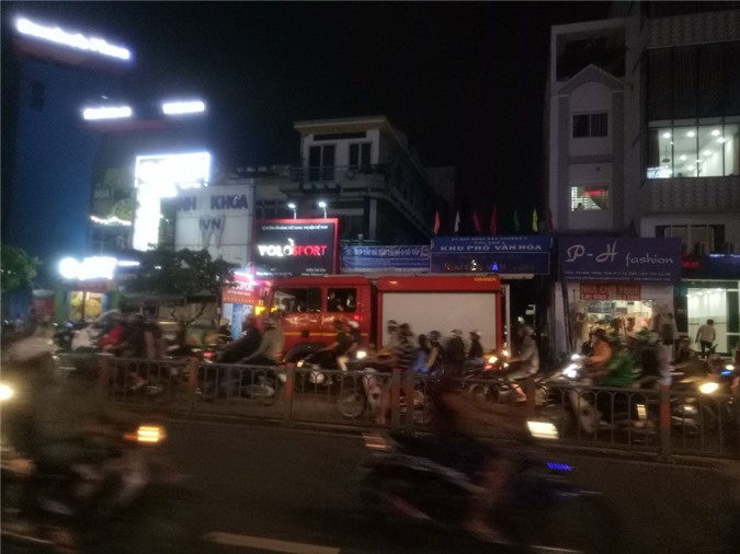 Hàng chục người tháo chạy khi ngôi nhà 4 tầng ở TP.HCM bốc cháy