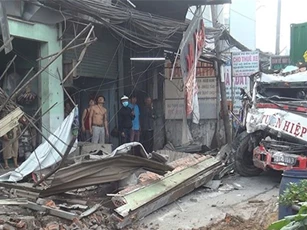 Xe container tông 6 nhà dân ở Bình Chánh