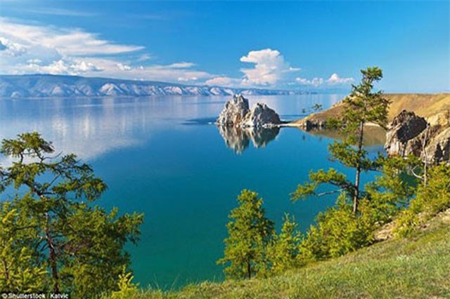 Những bí ẩn xung quanh Hồ nước ngọt sâu nhất hành tinh