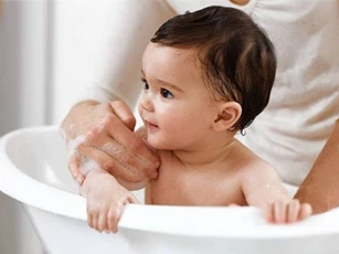 Sai lầm của cha mẹ khi tắm cho trẻ có thể đẩy con vào tình thế nguy hiểm