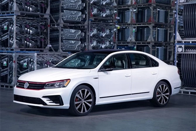 10. Volkswagen Passat 2019 (giá khởi điểm: 25.295 USD).