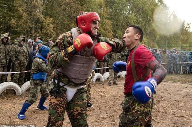 Ảnh: Đặc nhiệm Nga đổ máu để giành "Mũ nồi đỏ" vinh quang