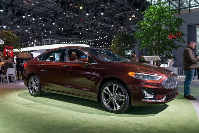 2. Ford Fusion 2019 (giá khởi điểm: 22.840 USD).