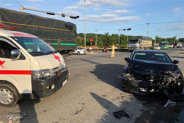 Clip: Mazda 6 ‘húc’ xe cứu thương, 5 người thương nặng