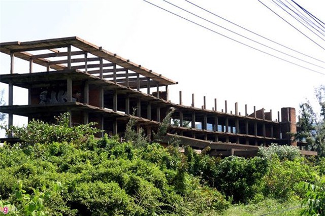 Khách sạn bỏ hoang 30 năm chờ sập bên bãi biển Đại Lãnh