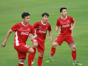 Tuyển thủ Việt Nam bỡ ngỡ với giáo án lạ của thầy Park
