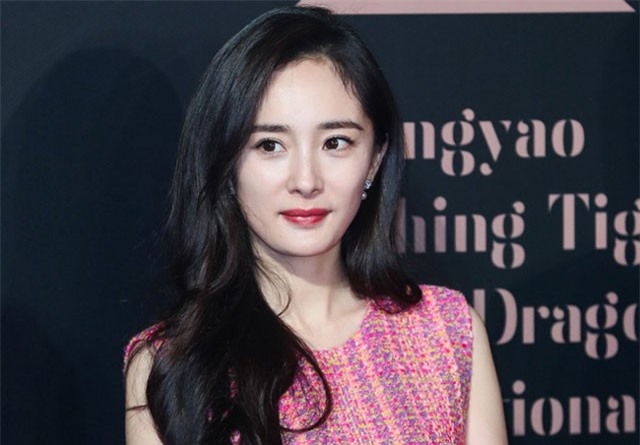 Dương Mịch diện váy hồng nữ tính, nổi bật trên thảm đỏ LHP quốc tế