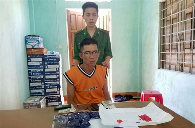 Bắt nghi phạm giấu hơn 1.600 viên ma túy trong xe máy