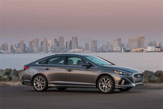 6. Hyundai Sonata (doanh số: 48.995 chiếc).