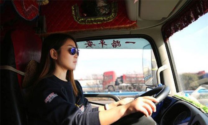 9x xinh đẹp lái xe tải giúp bố giảm bớt gánh nặng công việc