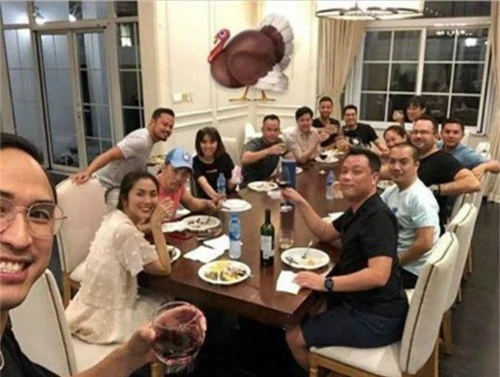 Tăng Thanh Hà và ông xã Louis Nguyễn cùngngười thân, bạn bè ăn mừng ngày Lễ Tạ ơn trong biệt thự triệu đô.