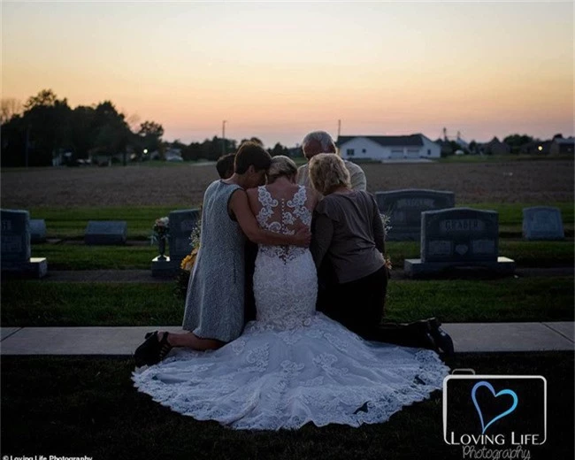 Chú rể qua đời vì tai nạn xe, cô dâu vẫn tổ chức đám cưới bên bia mộ chồng mình - Ảnh 5.