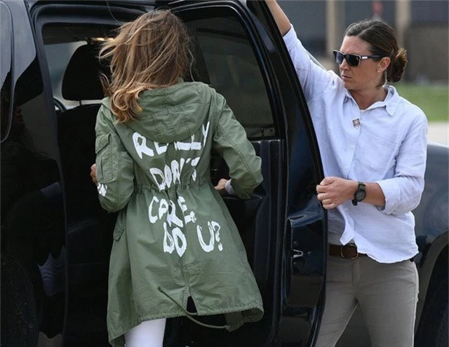 
Đệ nhất phu nhân Mỹ Melania Trump mặc chiếc áo gây tranh cãi. (Ảnh: Getty)

