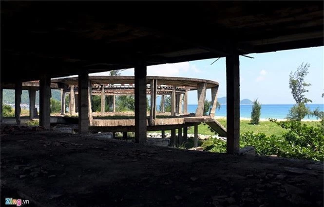Khách sạn bỏ hoang 30 năm chờ sập bên bãi biển Đại Lãnh - ảnh 16