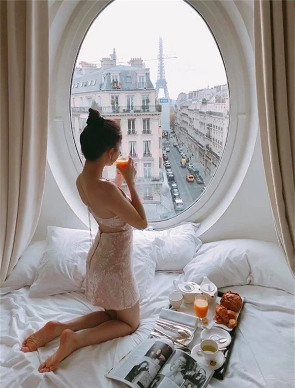 Cô vừa tận hưởng bữa sáng tại giường vừa chiêm ngưỡng vẻ đẹp của thủ đô nước Pháp.