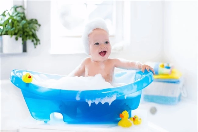 Sai lầm của cha mẹ khi tắm cho trẻ có thể đẩy con vào tình thế nguy hiểm - Ảnh 4.