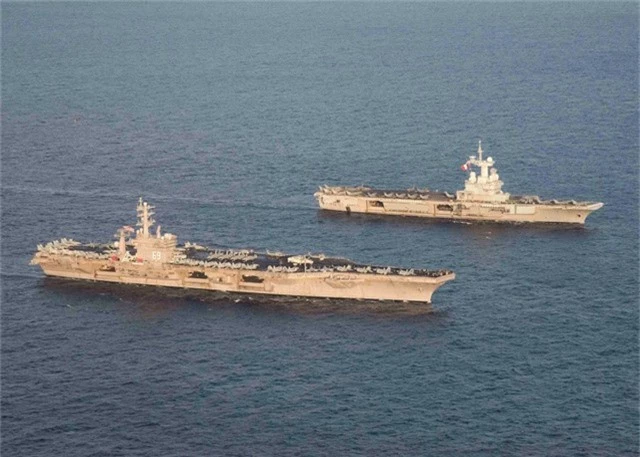 Tàu sân bay USS Eisenhower của Mỹ (trái) và tàu sân bay Charles de Gaulle của Pháp cùng đi qua Địa Trung Hải (Ảnh: US Navy)
