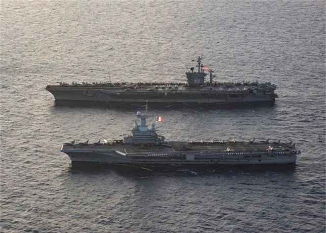Hai tàu sân bay USS Eisenhower và Charles de Gaulle (Ảnh: US Navy)