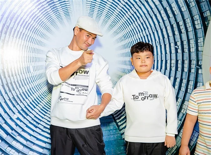 Tối 13/10, show thời trang mang tên Tomorrowland của một thương hiệu Việt diễn ra tại Hà Nội, quy tụ sự góp mặt của nhiều nghệ sĩ trên thảm đỏ. NSƯT Xuân Bắc đưa con trai - bé Bi - cùng dự sự kiện.